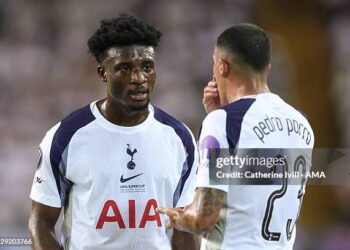 UDINE, ITALY - AUGUST 13: Mohammed Kudus of Tottenham Hotspur talks with Pedro Porro of Tottenham Hotspur during the UEFA Super Cup 2025 match between Paris Saint-Germain and Tottenham Hotspur at Friuli Stadium on August 13, 2025 in Udine, Italy. (Photo by Catherine Ivill - AMA/Getty Images)