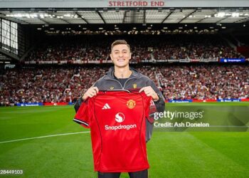 MANCHESTER, ENGLAND - AUGUST 9:   New Manchester United signing Benjamin Sesko poses with a team shirt prior to the pre-season friendly match between Manchester United and ACF Fiorentina at Old Trafford on August 9, 2025 in Manchester, England. (Photo by Ash Donelon/Manchester United via Getty Images)