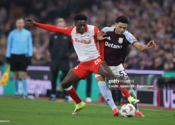 BIRMINGHAM, ENGLAND - JANUARY 29: Edmund Baidoo of FC Salzburg battles for possession with George Hemmings of Aston Villa during the UEFA Europa League 2025/26 League Phase MD8 match between Aston Villa FC and FC Salzburg at Villa Park on January 29, 2026 in Birmingham, England. (Photo by James Gill - Danehouse/Getty Images)