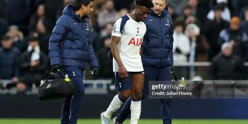 LONDON, ENGLAND - JANUARY 04: Mohammed Kudus of Tottenham Hotspur is helped off the pitch after getting injured during the Premier League match between Tottenham Hotspur and Sunderland at Tottenham Hotspur Stadium on January 04, 2026 in London, England. (Photo by Julian Finney/Getty Images)