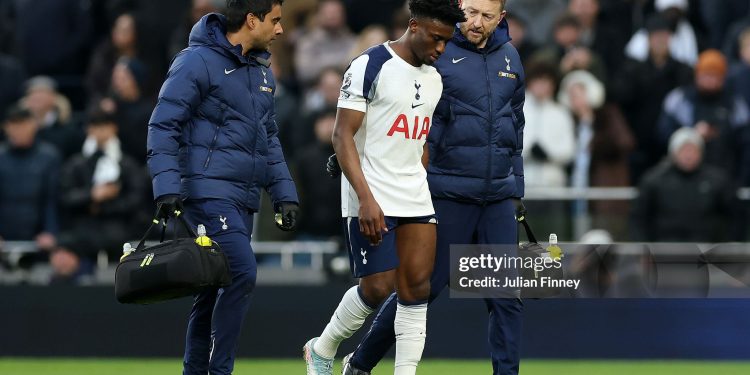 LONDON, ENGLAND - JANUARY 04: Mohammed Kudus of Tottenham Hotspur is helped off the pitch after getting injured during the Premier League match between Tottenham Hotspur and Sunderland at Tottenham Hotspur Stadium on January 04, 2026 in London, England. (Photo by Julian Finney/Getty Images)