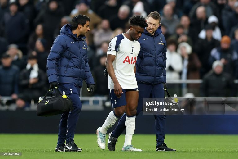 LONDON, ENGLAND - JANUARY 04: Mohammed Kudus of Tottenham Hotspur is helped off the pitch after getting injured during the Premier League match between Tottenham Hotspur and Sunderland at Tottenham Hotspur Stadium on January 04, 2026 in London, England. (Photo by Julian Finney/Getty Images)