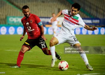 Egypts al-Ahly player Hossam Ashour (L) fights for the ball against Zamalek's Ahmed Madbouly during the the Egyptian Premier League football match between Al-Ahly and Zamalek at the Cairo Stadium in the Egyptian capital on January 8, 2018. / AFP PHOTO / KHALED DESOUKI        (Photo credit should read KHALED DESOUKI/AFP via Getty Images)