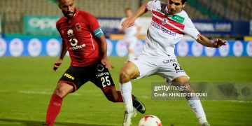 Egypts al-Ahly player Hossam Ashour (L) fights for the ball against Zamalek's Ahmed Madbouly during the the Egyptian Premier League football match between Al-Ahly and Zamalek at the Cairo Stadium in the Egyptian capital on January 8, 2018. / AFP PHOTO / KHALED DESOUKI (Photo credit should read KHALED DESOUKI/AFP via Getty Images)