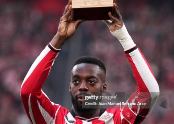 BILBAO, SPAIN - MARCH 22: Inaki Williams of Athletic Club lifts a trophy commemorating him for reaching 500 appearances for the club prior to the LaLiga EA Sports match between Athletic Club and Real Betis Balompie at Estadio de San Mames on March 22, 2026 in Bilbao, Spain. (Photo by Juan Manuel Serrano Arce/Getty Images)