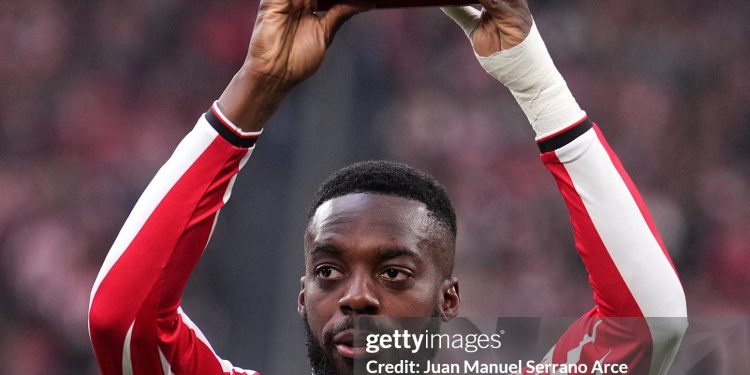 BILBAO, SPAIN - MARCH 22: Inaki Williams of Athletic Club lifts a trophy commemorating him for reaching 500 appearances for the club prior to the LaLiga EA Sports match between Athletic Club and Real Betis Balompie at Estadio de San Mames on March 22, 2026 in Bilbao, Spain. (Photo by Juan Manuel Serrano Arce/Getty Images)