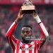 BILBAO, SPAIN - MARCH 22: Inaki Williams of Athletic Club lifts a trophy commemorating him for reaching 500 appearances for the club prior to the LaLiga EA Sports match between Athletic Club and Real Betis Balompie at Estadio de San Mames on March 22, 2026 in Bilbao, Spain. (Photo by Juan Manuel Serrano Arce/Getty Images)