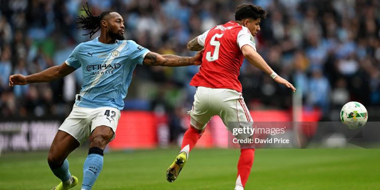 LONDON, ENGLAND - MARCH 22: Piero Hincapie of Arsenal is challenged by Antoine Semenyo of Manchester City during the Carabao Cup Final match between Arsenal and Manchester City at Wembley Stadium on March 22, 2026 in London, England. (Photo by David Price/Arsenal FC via Getty Images)