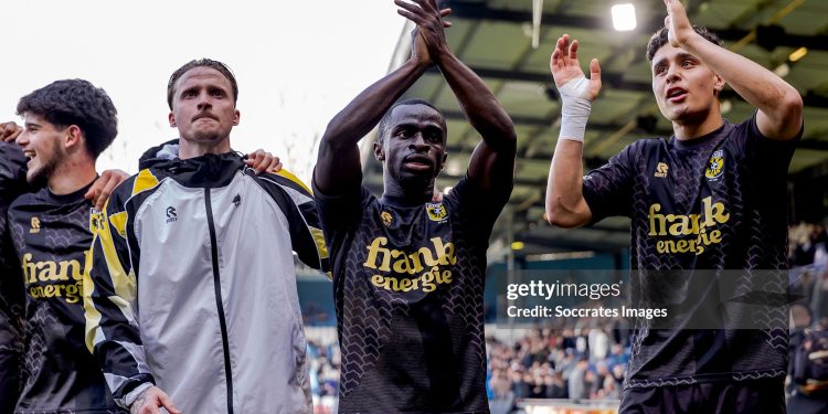 DOETINCHEM, NETHERLANDS - MARCH 8: (L-R) Yuval Ranon of Vitesse, Alexander Buttner of Vitesse, Solomon Bonnah of Vitesse, Adam Tahaui of Vitesse celebrating the victory after the match  during the Dutch Keuken Kampioen Divisie  match between De Graafschap v Vitesse at the De Vijverberg on March 8, 2026 in Doetinchem Netherlands (Photo by Jeroen van den Berg/Soccrates/Getty Images)