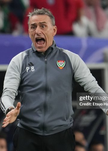 AL WAKRAH, QATAR - JANUARY 18: United Arab Emirates head coach Paulo Bento shouts during the AFC Asian Cup Group C match between Palestine and United Arab Emirates at Al Janoub Stadium on January 18, 2024 in Al Wakrah, Qatar. (Photo by Etsuo Hara/Getty Images)