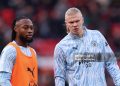 MANCHESTER, ENGLAND - JANUARY 17: Antoine Semenyo of Manchester City speaks with Erling Haaland as they warm up prior to the Premier League match between Manchester United and Manchester City at Old Trafford on January 17, 2026 in Manchester, England. (Photo by Carl Recine/Getty Images)