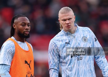 MANCHESTER, ENGLAND - JANUARY 17: Antoine Semenyo of Manchester City speaks with Erling Haaland as they warm up prior to the Premier League match between Manchester United and Manchester City at Old Trafford on January 17, 2026 in Manchester, England. (Photo by Carl Recine/Getty Images)