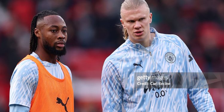 MANCHESTER, ENGLAND - JANUARY 17: Antoine Semenyo of Manchester City speaks with Erling Haaland as they warm up prior to the Premier League match between Manchester United and Manchester City at Old Trafford on January 17, 2026 in Manchester, England. (Photo by Carl Recine/Getty Images)