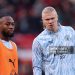 MANCHESTER, ENGLAND - JANUARY 17: Antoine Semenyo of Manchester City speaks with Erling Haaland as they warm up prior to the Premier League match between Manchester United and Manchester City at Old Trafford on January 17, 2026 in Manchester, England. (Photo by Carl Recine/Getty Images)