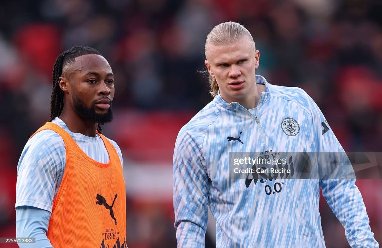MANCHESTER, ENGLAND - JANUARY 17: Antoine Semenyo of Manchester City speaks with Erling Haaland as they warm up prior to the Premier League match between Manchester United and Manchester City at Old Trafford on January 17, 2026 in Manchester, England. (Photo by Carl Recine/Getty Images)