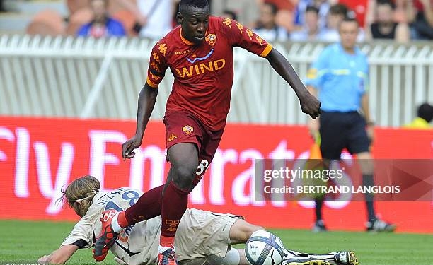 Girondins de Bordeaux's midfielder Jaroslav Plasil (L) vies AS Roma's Ahmed Barusso during their 'Tournoi de Paris' football match Girondins de Bordeaux v. AS Roma at the Parc des Princes stadium in Paris on July 31, 2010. AFP PHOTO / BERTRAND LANGLOIS (Photo credit should read BERTRAND LANGLOIS/AFP via Getty Images)