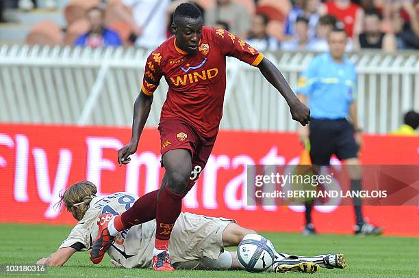 Girondins de Bordeaux's midfielder Jaroslav Plasil (L) vies AS Roma's Ahmed Barusso during their 'Tournoi de Paris' football match Girondins de Bordeaux v. AS Roma at the Parc des Princes stadium in Paris on July 31, 2010. AFP PHOTO / BERTRAND LANGLOIS (Photo credit should read BERTRAND LANGLOIS/AFP via Getty Images)