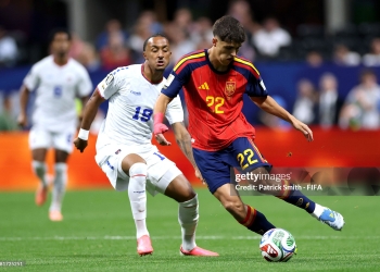 ATLANTA, GEORGIA - JUNE 15: Pau Cubarsi #22 of Spain passes the ball under pressure from Dailon Livramento #19 of Cabo Verde during the FIFA World Cup 2026 Group H match between Spain and Cabo Verde at Atlanta Stadium on June 15, 2026 in Atlanta, Georgia. (Photo by Patrick Smith - FIFA/FIFA via Getty Images)