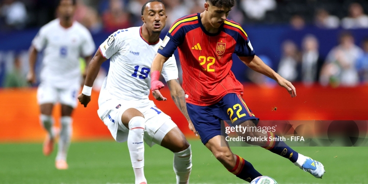 ATLANTA, GEORGIA - JUNE 15: Pau Cubarsi #22 of Spain passes the ball under pressure from Dailon Livramento #19 of Cabo Verde during the FIFA World Cup 2026 Group H match between Spain and Cabo Verde at Atlanta Stadium on June 15, 2026 in Atlanta, Georgia. (Photo by Patrick Smith - FIFA/FIFA via Getty Images)