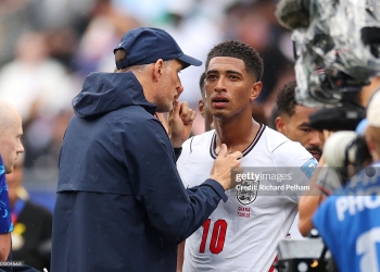FOXBOROUGH, MASSACHUSETTS - JUNE 23: Thomas Tuchel, Manager of England, speaks to Jude Bellingham #10 of England at the hydration break during the FIFA World Cup 2026 Group L match between England and Ghana at Boston Stadium on June 23, 2026 in Foxborough, Massachusetts. (Photo by Richard Pelham/Getty Images)