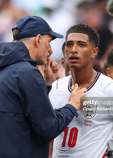 FOXBOROUGH, MASSACHUSETTS - JUNE 23: Thomas Tuchel, Manager of England, speaks to Jude Bellingham #10 of England at the hydration break during the FIFA World Cup 2026 Group L match between England and Ghana at Boston Stadium on June 23, 2026 in Foxborough, Massachusetts. (Photo by Richard Pelham/Getty Images)