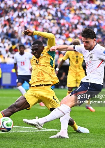 23 June 2026, USA, Foxborough: Soccer, Men, 2026 World Cup, England vs. Ghana, Group Stage, Group L, Matchday 2, Boston Stadium, Jonas Adjetey (left, Ghana) in a tackle with Declan Rice (England). PLEASE NOTE: In accordance with FIFA regulations, these images may be used exclusively for editorial purposes. Commercial use is prohibited. Furthermore, no video-like sequences may be created, and no alterations may be made to the image, either in the foreground or the background. Photo: Tom Weller/dpa (Photo by Tom Weller/picture alliance via Getty Images)