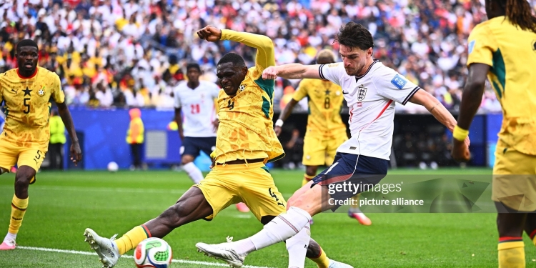 23 June 2026, USA, Foxborough: Soccer, Men, 2026 World Cup, England vs. Ghana, Group Stage, Group L, Matchday 2, Boston Stadium, Jonas Adjetey (left, Ghana) in a tackle with Declan Rice (England). PLEASE NOTE: In accordance with FIFA regulations, these images may be used exclusively for editorial purposes. Commercial use is prohibited. Furthermore, no video-like sequences may be created, and no alterations may be made to the image, either in the foreground or the background. Photo: Tom Weller/dpa (Photo by Tom Weller/picture alliance via Getty Images)