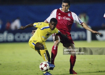 TEL AVIV, ISRAEL - SEPTEMBER 15:    Fussball: Champions League 04/05, Tel Aviv; Maccabi Tel Aviv - FC Bayern Muenchen 0:1; Ishmael ADDO / Tel Aviv, LUCIO / Muenchen 15.09.04.  (Photo by Christian Fischer/Bongarts/Getty Images)