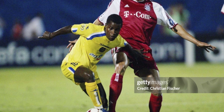 TEL AVIV, ISRAEL - SEPTEMBER 15: Fussball: Champions League 04/05, Tel Aviv; Maccabi Tel Aviv - FC Bayern Muenchen 0:1; Ishmael ADDO / Tel Aviv, LUCIO / Muenchen 15.09.04. (Photo by Christian Fischer/Bongarts/Getty Images)
