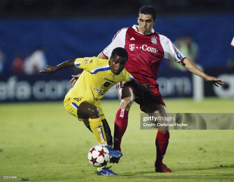 TEL AVIV, ISRAEL - SEPTEMBER 15: Fussball: Champions League 04/05, Tel Aviv; Maccabi Tel Aviv - FC Bayern Muenchen 0:1; Ishmael ADDO / Tel Aviv, LUCIO / Muenchen 15.09.04. (Photo by Christian Fischer/Bongarts/Getty Images)