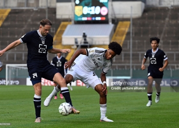 21 August 2026, North Rhine-Westphalia, Krefeld: Soccer, Men: DFB Cup, SC St. Tönis 11/20 vs. Eintracht Frankfurt, First Round, Grotenburg Stadium; Bilal Brusdeilins (left, Tönis) and Malik Pimpong (Eintracht Frankfurt) battle for the ball. Photo: Federico Gambarini/dpa - IMPORTANT NOTICE: In accordance with the regulations of the Bundesliga and the DFB (German Football Association), it is prohibited to use or allow the use of photographs taken in the stadium and/or during the game in the form of sequential images and/or video-like photo series. (Photo by Federico Gambarini/picture alliance via Getty Images)