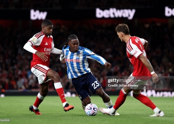 LONDON, ENGLAND - AUGUST 21: Brandon Thomas-Asante of Coventry City is challenged by Cristhian Mosquera and Ben White of Arsenal during the Premier League 2026/27 match between Arsenal FC and Coventry City at Emirates Stadium on August 21, 2026 in London, England. (Photo by Julian Finney/Getty Images)