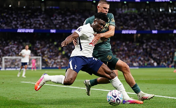 Mohammed Kudus of Tottenham Hotspur attempts a cross under pressure from Vitaliy Mykolenko of Everton during the Premier League match between Tottenham Hotspur and Everton at Tottenham Hotspur Stadium in London, United Kingdom, on September 12, 2026. (Photo by Harvey Murphy/News Images/NurPhoto via Getty Images)