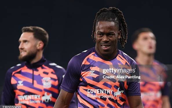 LONDON, ENGLAND - OCTOBER 19: Brandon Thomas-Asante of Coventry City warms up with teammates before the Premier League 2026/27 match between Tottenham Hotspur and Coventry City at Tottenham Hotspur Stadium on October 19, 2026 in London, England. (Photo by Alex Pantling/Getty Images)
