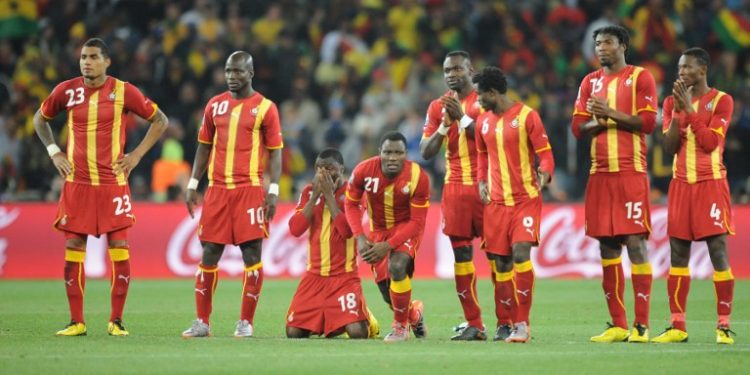 Ghana's national football team players react during the penalty shootouts in the 2010 World Cup quarter-final football match Uruguay vs. Ghana on July 2, 2010 at Soccer City stadium in Johannesburg. Uruguay qualified for the semi-finals.  NO PUSH TO MOBILE / MOBILE USE SOLELY WITHIN EDITORIAL ARTICLE -   AFP PHOTO / RODRIGO ARANGUA