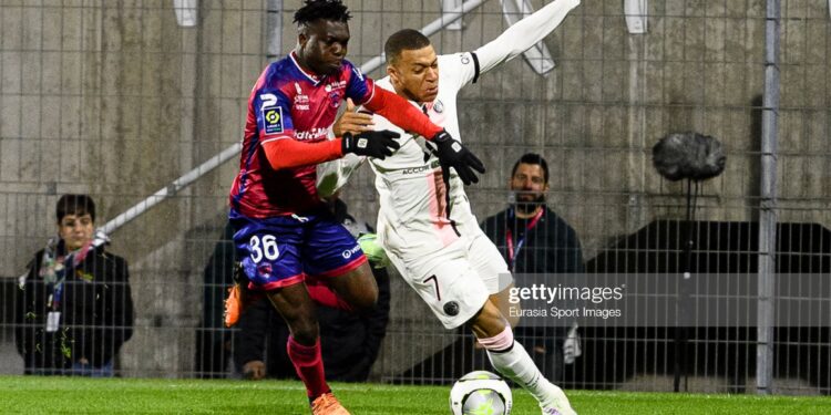 CLERMONT-FERRAND, FRANCE - APRIL 09: Alidu Seidu of Clermont Foot (L) fights for the ball with Kylian Mbappe of Paris Saint Germain (R) during the Ligue 1 Uber Eats match between Clermont Foot and Paris Saint Germain at Stade Gabriel Montpied on April 9, 2022 in Clermont-Ferrand, France. (Photo by Marcio Machado/Eurasia Sport Images/Getty Images)