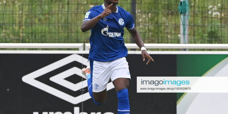 Jubel Daniel Kyerewaa FC Schalke 04 ll 05.06.2021, Fussball GER, Saison 2020 2021, Regionalliga West, 42. Spieltag, FC Schalke 04 ll - Preussen Münster, Foto: Maik Hölter/TEAM2sportphoto Gelsenkirchen Parkstadion Nordrhein Westfalen Deutschland *** Cheers Daniel Kyerewaa FC Schalke 04 ll 05 06 2021, football GER, season 2020 2021, Regionalliga West, 42 matchday, FC Schalke 04 ll Preussen Münster, photo Maik Hölter TEAM2sportphoto Gelsenkirchen Parkstadion Nordrhein Westfalen Germany. Team2