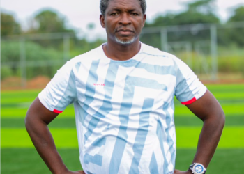 VIDEO: Fans of Bofoakwa Tano allegedly attack Maxwell Konadu after draw with Nsoatreman
