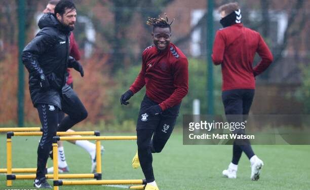 SOUTHAMPTON, ENGLAND - JANUARY 23: Manager Russell Martin (L) and Kamaldeen Sulemana of Southampton FC during a training session at the Staplewood Campus on January 23, 2024 in Southampton, England. (Photo by Matt Watson/Southampton FC via Getty Images)