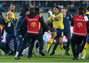 Alexander Djiku calls for action against hooliganism after pitch invasion in Fenerbache’s win over Trabzonspor