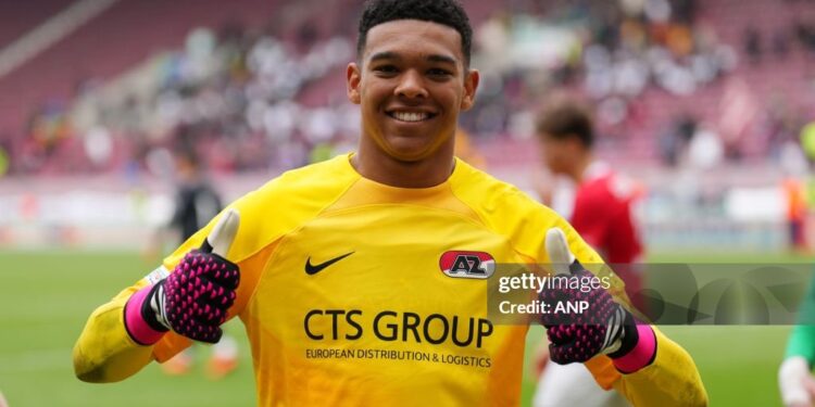 GENEVA - AZ Goalkeeper Rome-Jayden Owusu-Oduro celebrates victory during the UEFA Youth League semi-final match between Sporting CP and AZ Alkmaar at Stade de Geneve on April 21, 2023 in Geneva, Switzerland. ANP ED VAN DE POL (Photo by ANP via Getty Images)