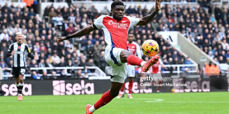 NEWCASTLE UPON TYNE, ENGLAND - NOVEMBER 02: Thomas Partey of Arsenal controls the ball during the Premier League match between Newcastle United FC and Arsenal FC at St James' Park on November 02, 2024 in Newcastle upon Tyne, England. (Photo by Stuart MacFarlane/Arsenal FC via Getty Images)