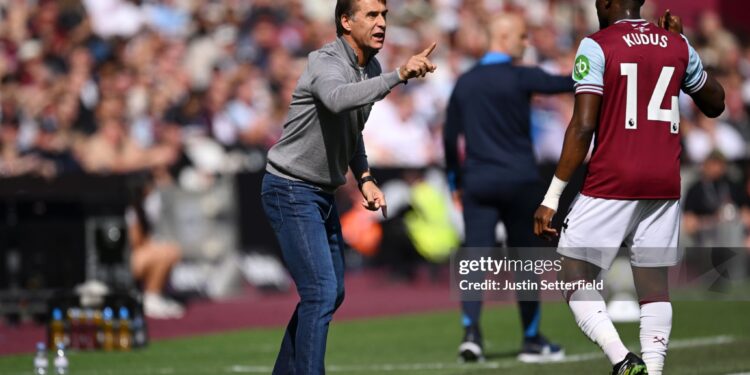 LONDON, ENGLAND - SEPTEMBER 21: Julen Lopetegui, Manager of West Ham United, gestures towards Mohammed Kudus of West Ham United during the Premier League match between West Ham United FC and Chelsea FC at London Stadium on September 21, 2024 in London, England. (Photo by Justin Setterfield/Getty Images)