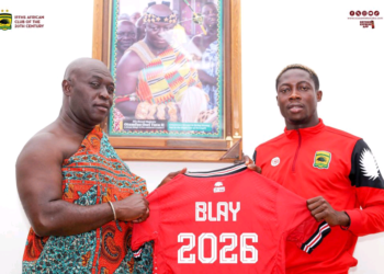 Justice Blay sign new deal at Asante Kotoko