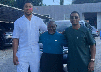 Ibrahim Mahama surprises Azumah Nelson with a brand-new car and cash